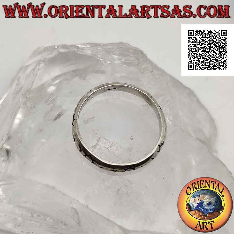 Anello in argento a fascia lavorata con serie di sole luna e stella stilizzati incisi