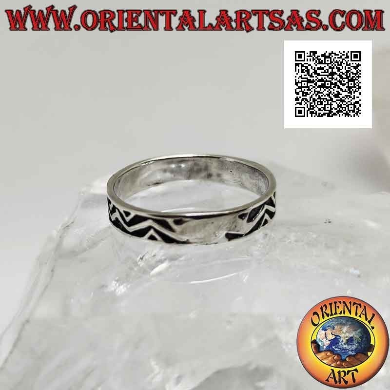 Anillo de plata con banda trabajada, motivo de líneas discontinuas entre triángulos en bajorrelieve