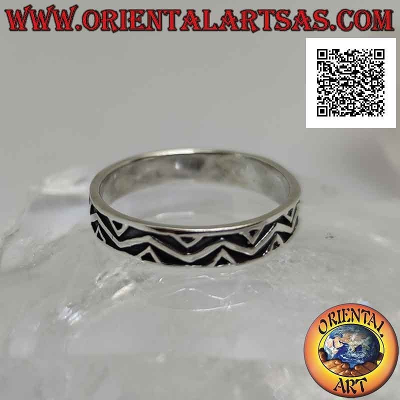 Anillo de plata con banda trabajada, motivo de líneas discontinuas entre triángulos en bajorrelieve