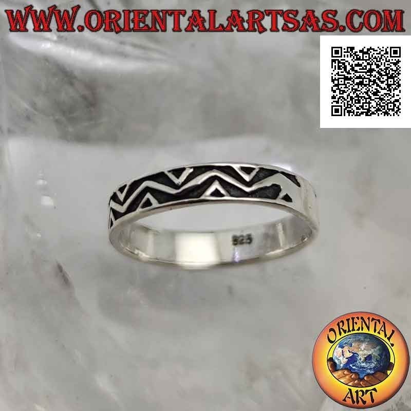 Silver ring with worked band, broken line motif between triangles in bas-relief