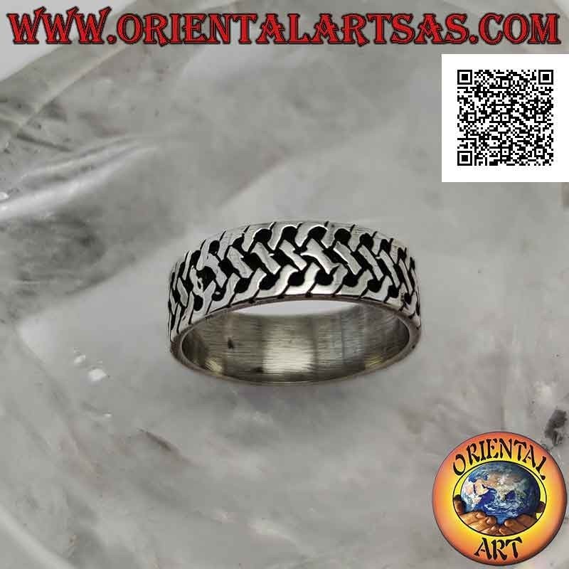 Anello in argento a fascia lavorata con decoro di maglia intrecciata in bassorilievo