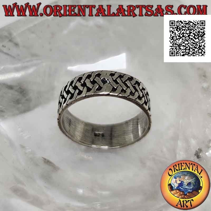 Anello in argento a fascia lavorata con decoro di maglia intrecciata in bassorilievo