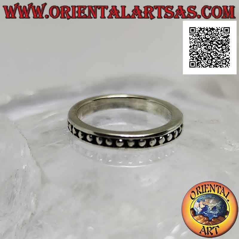 Anello in argento a fascia con sfere piccole lisce su fondo in bassorilievo