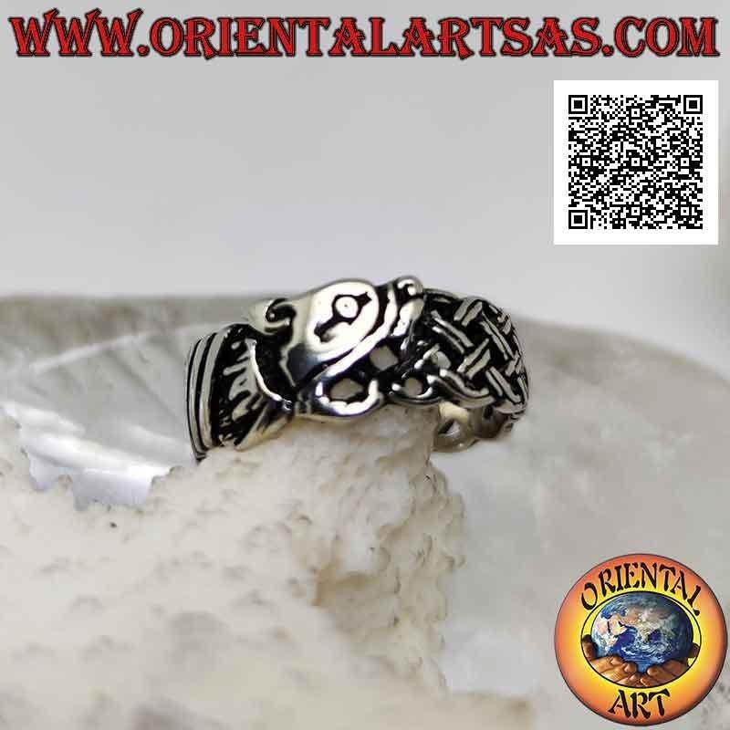 Bague en argent avec bande travaillée, tissage celtique ajouré avec jonction tête de loup