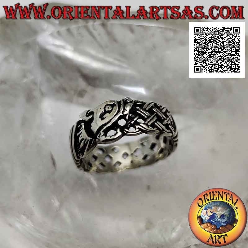 Anillo de plata con banda trabajada, tejido celta perforado con unión de cabeza de lobo