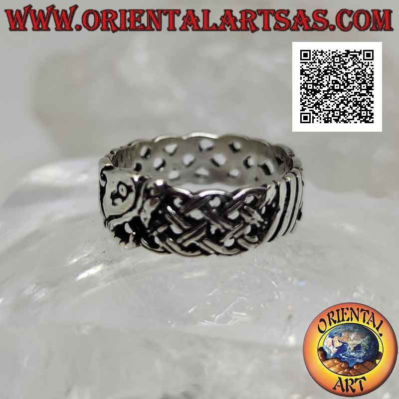 Bague en argent avec bande travaillée, tissage celtique ajouré avec jonction tête de loup