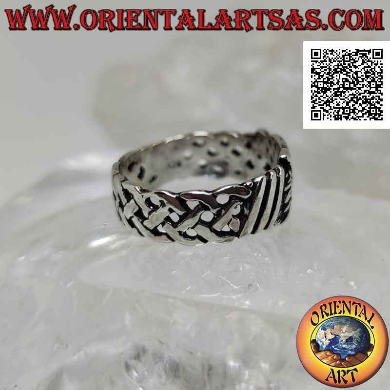 Bague en argent avec bande travaillée, tissage celtique ajouré avec jonction tête de loup