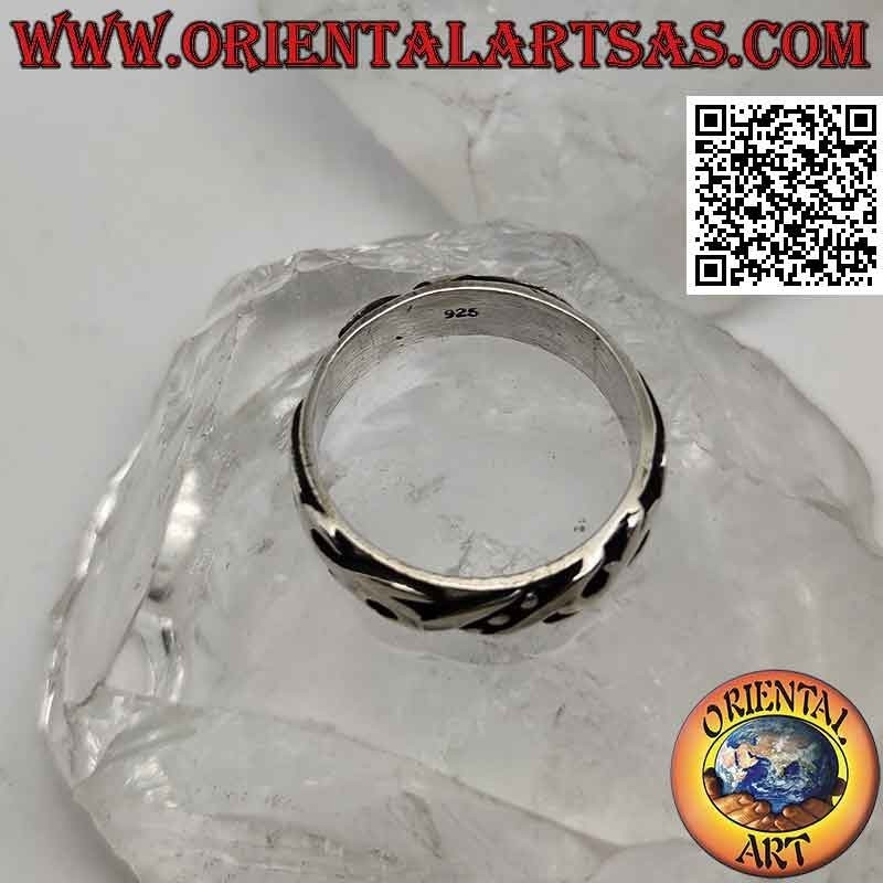 Anillo de plata con banda trabajada con decoración maorí en alto relieve