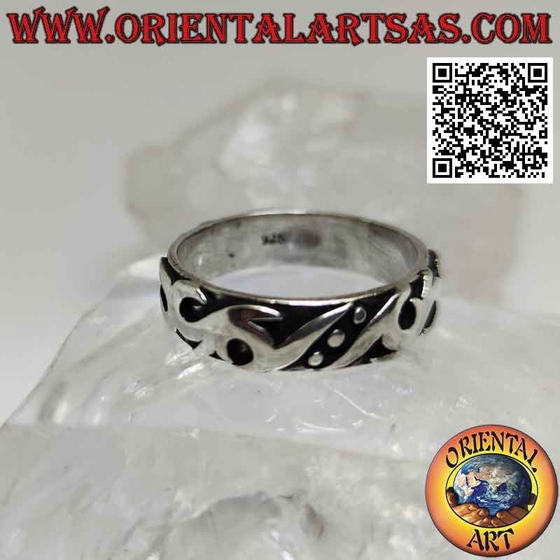 Anillo de plata con banda trabajada con decoración maorí en alto relieve