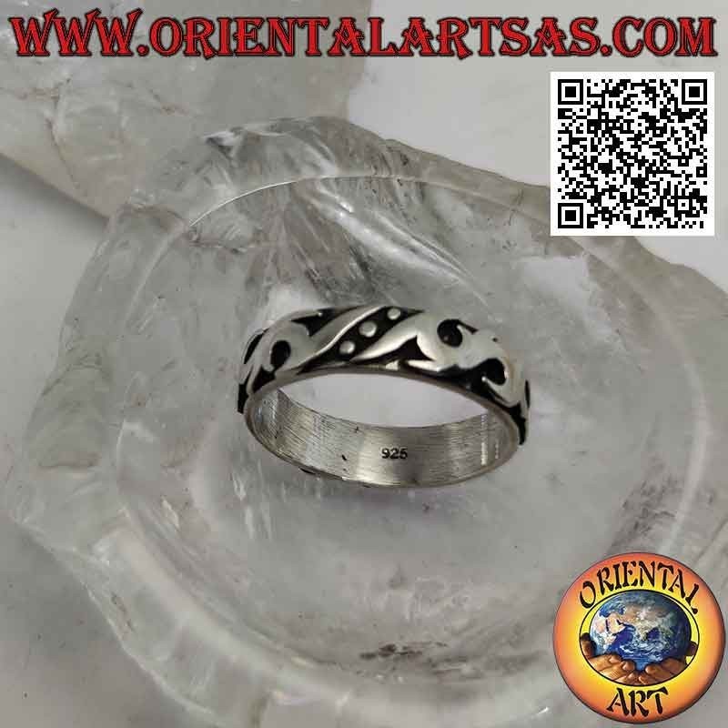 Bague en argent avec bande travaillée à décor maori en haut relief
