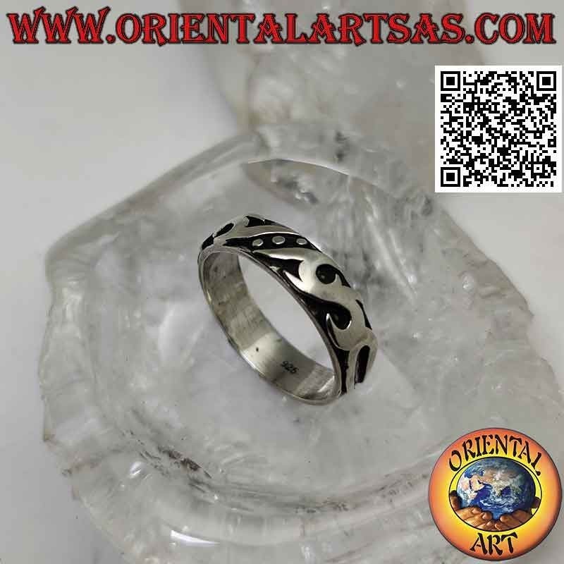 Anillo de plata con banda trabajada con decoración maorí en alto relieve