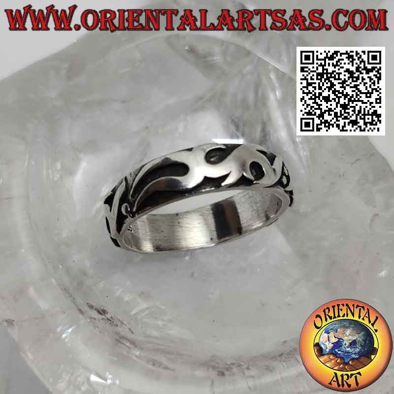 Bague en argent avec bande travaillée à décor maori en haut relief