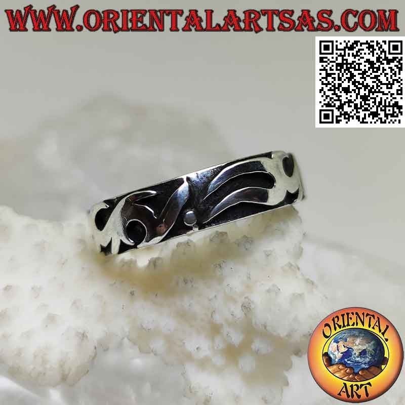 Anillo de plata con banda trabajada con decoración maorí en alto relieve