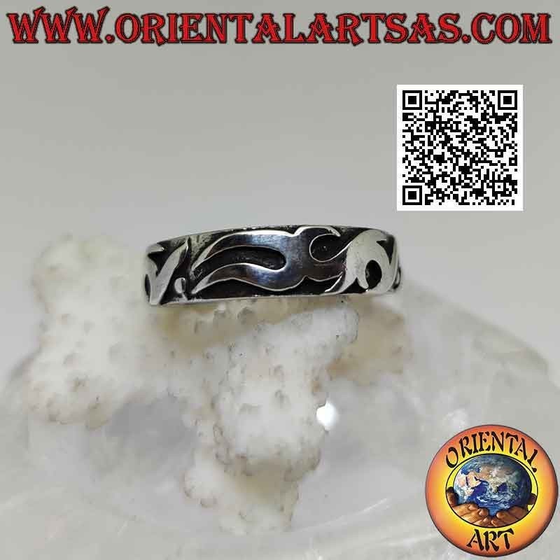 Anello in argento a fascia lavorata con decoro maori in altorilievo