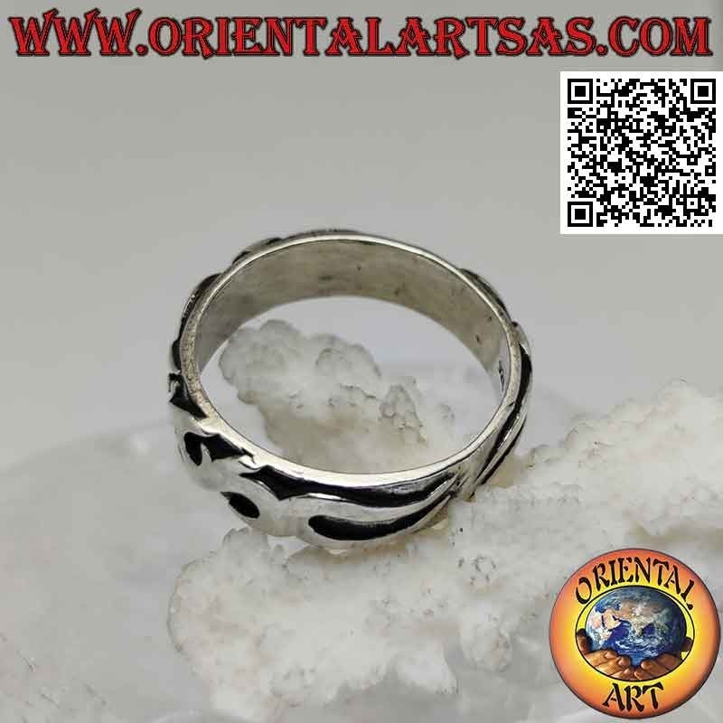 Bague en argent avec bande travaillée à décor maori en haut relief