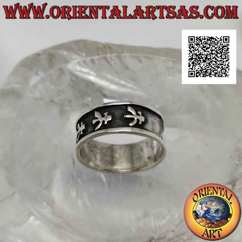 Anillo de plata trabajado con una serie de ideogramas en bajorrelieve.