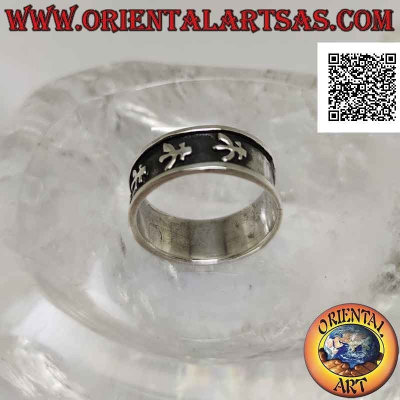 Anillo de plata trabajado con una serie de ideogramas en bajorrelieve.