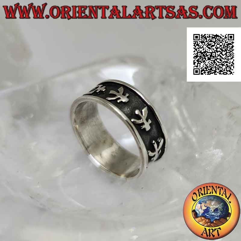 Anillo de plata trabajado con una serie de ideogramas en bajorrelieve.