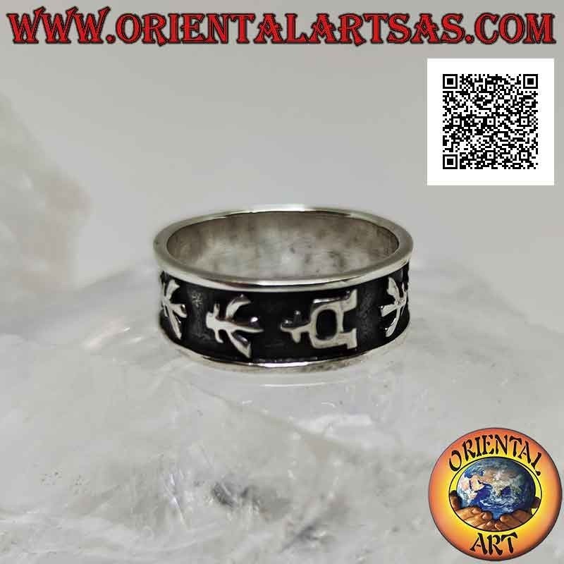 Bague en argent travaillée d'une série d'idéogrammes en bas-relief
