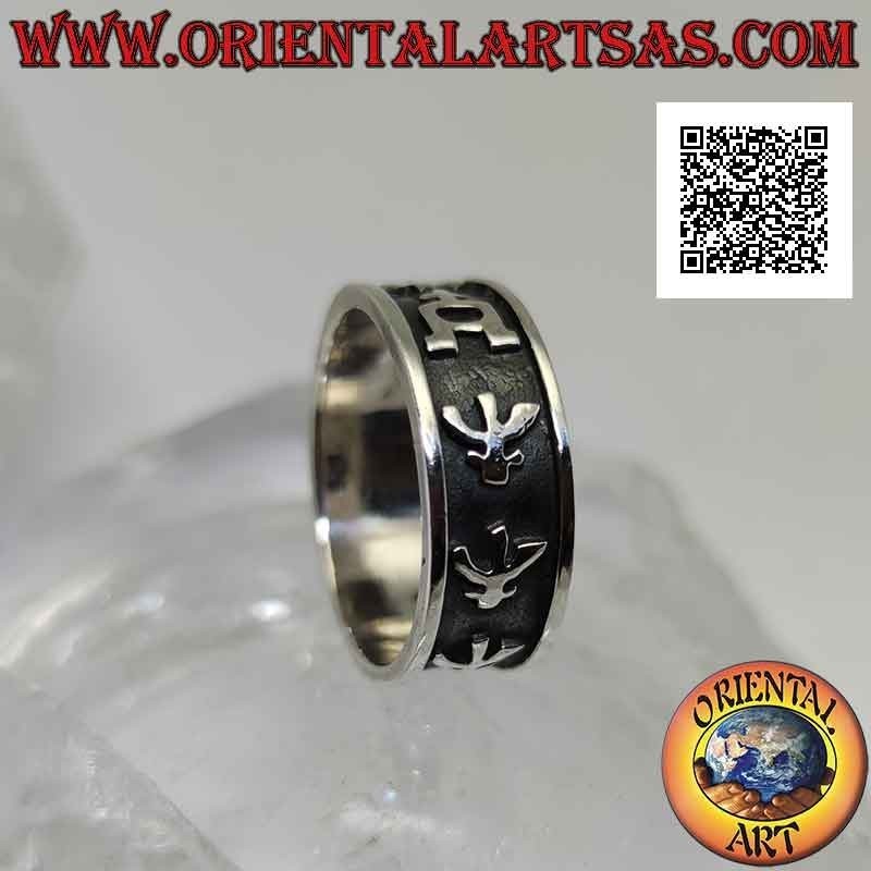 Bague en argent travaillée d'une série d'idéogrammes en bas-relief