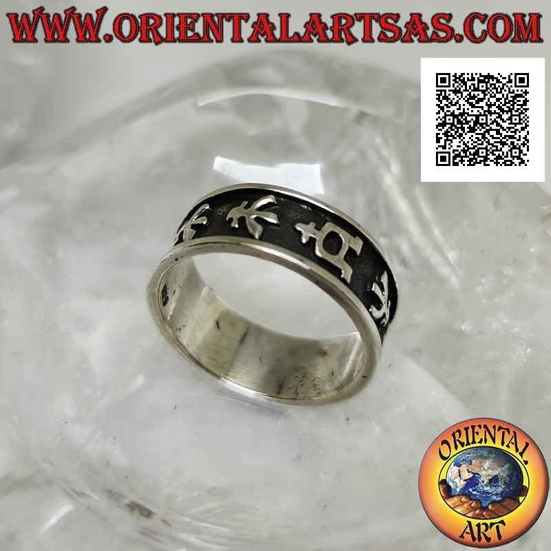 Anello in argento a fascia lavorata con serie di ideogrammi in bassorilievo