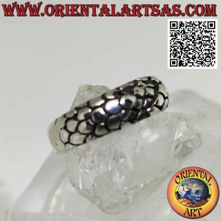 Anillo de plata con banda trabajada, piel de dragón escamada