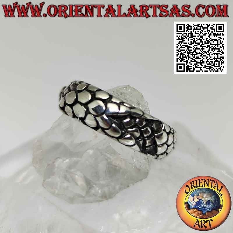 Anello in argento a fascia lavorata, pelle squamata di drago
