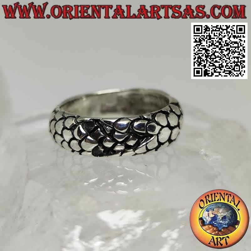 Anillo de plata con banda trabajada, piel de dragón escamada