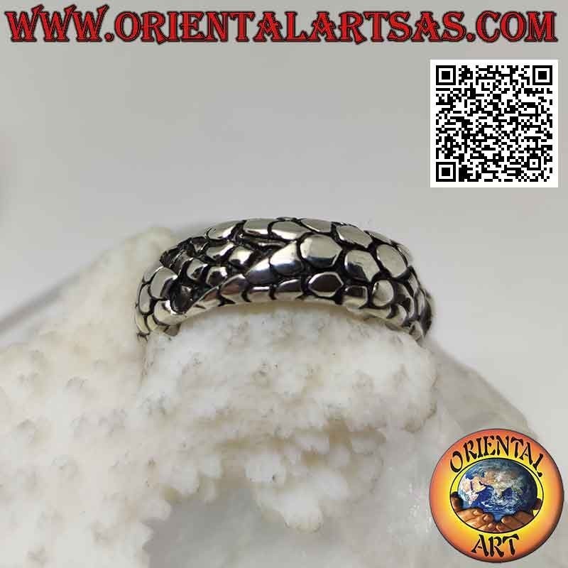 Anillo de plata con banda trabajada, piel de dragón escamada