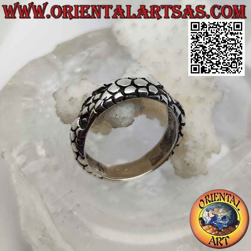 Anillo de plata con banda trabajada, piel de dragón escamada