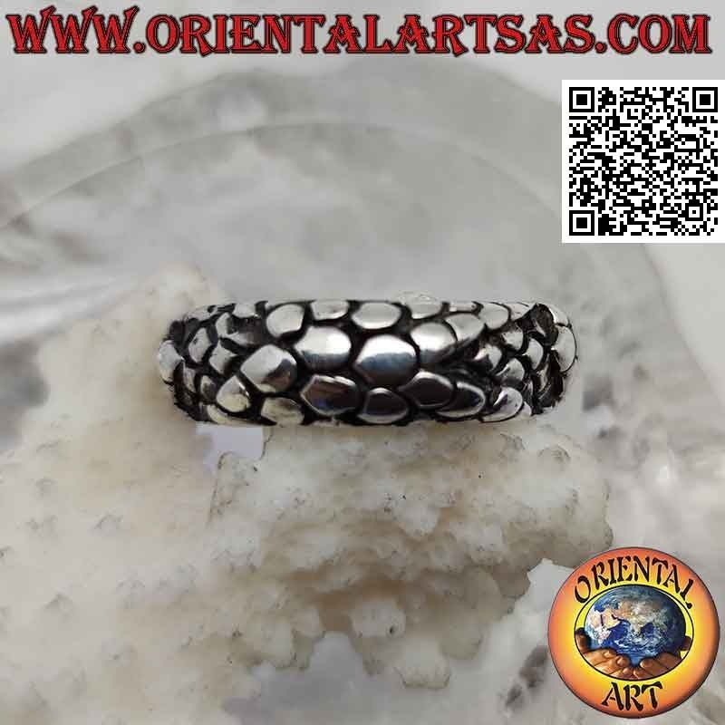 Anello in argento a fascia lavorata, pelle squamata di drago