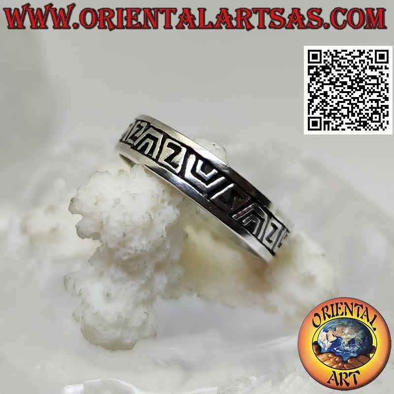 Bague en argent travaillée avec des symboles aztèques gravés