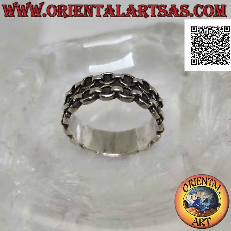 Anillo de plata con banda trabajada, doble hilera de cadena con anillos en relieve