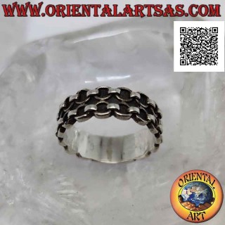 Anillo de plata con banda trabajada, doble hilera de cadena con anillos en relieve