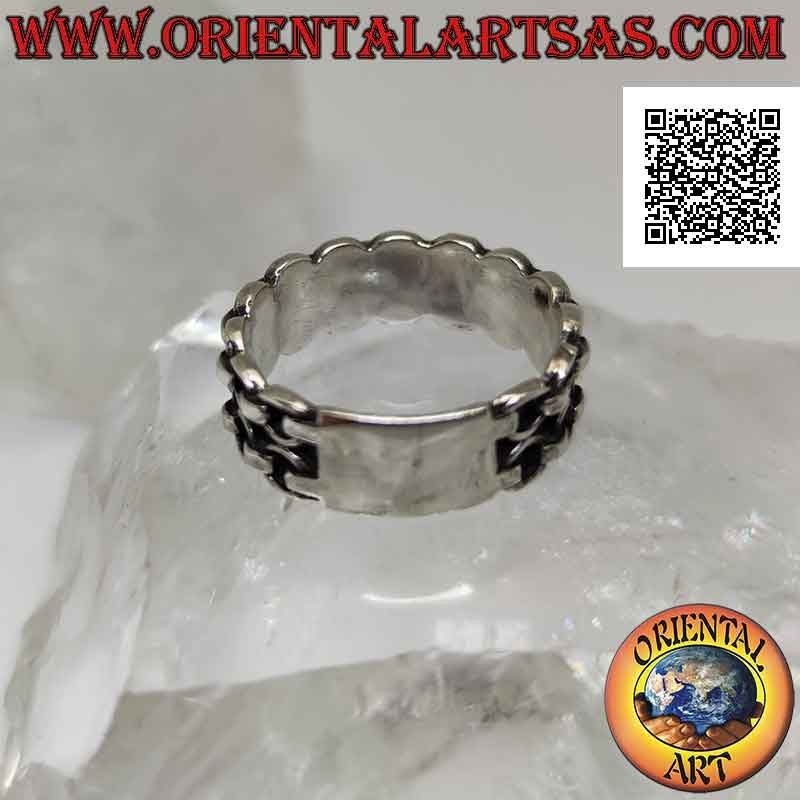 Anillo de plata con banda trabajada, doble hilera de cadena con anillos en relieve