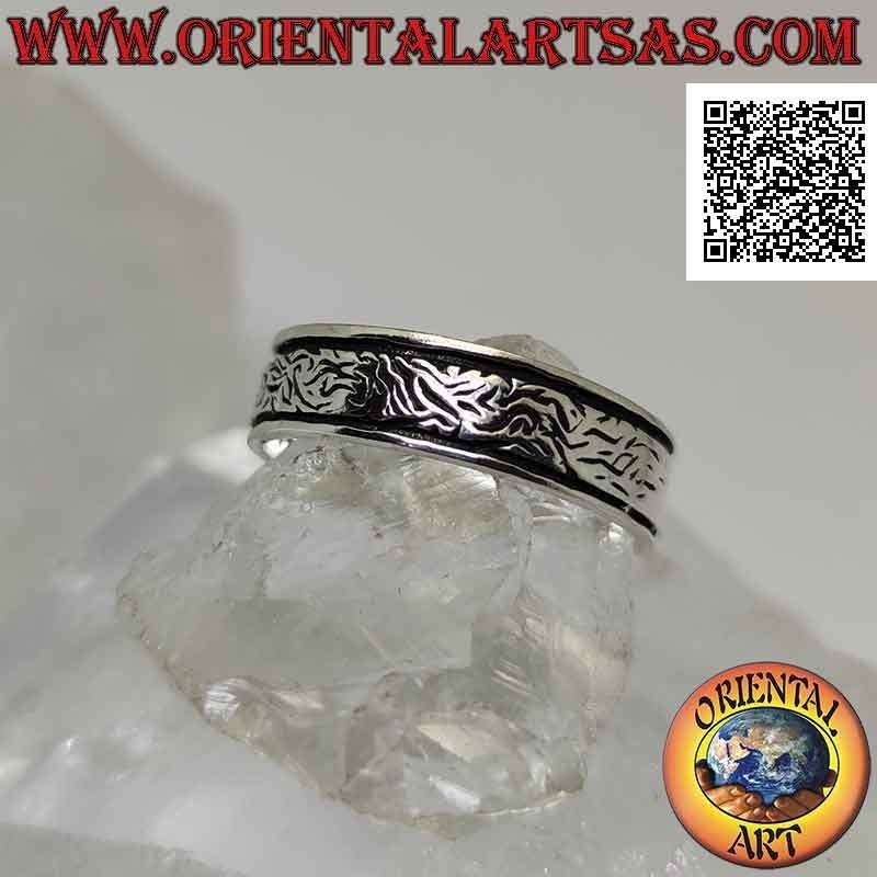 Silver ring with worked band with dense floral decoration slightly engraved between two lines