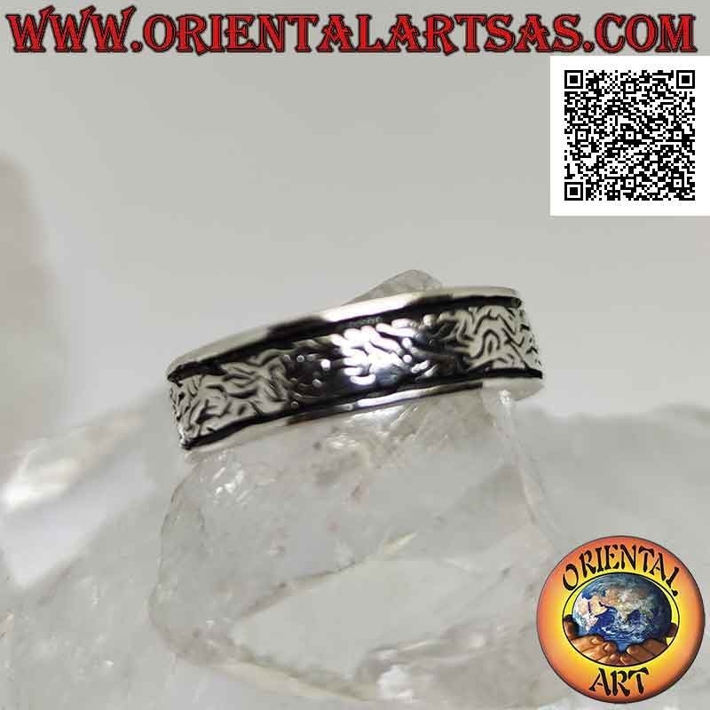 Anillo de plata con banda trabajada con densa decoración floral ligeramente grabada entre dos líneas