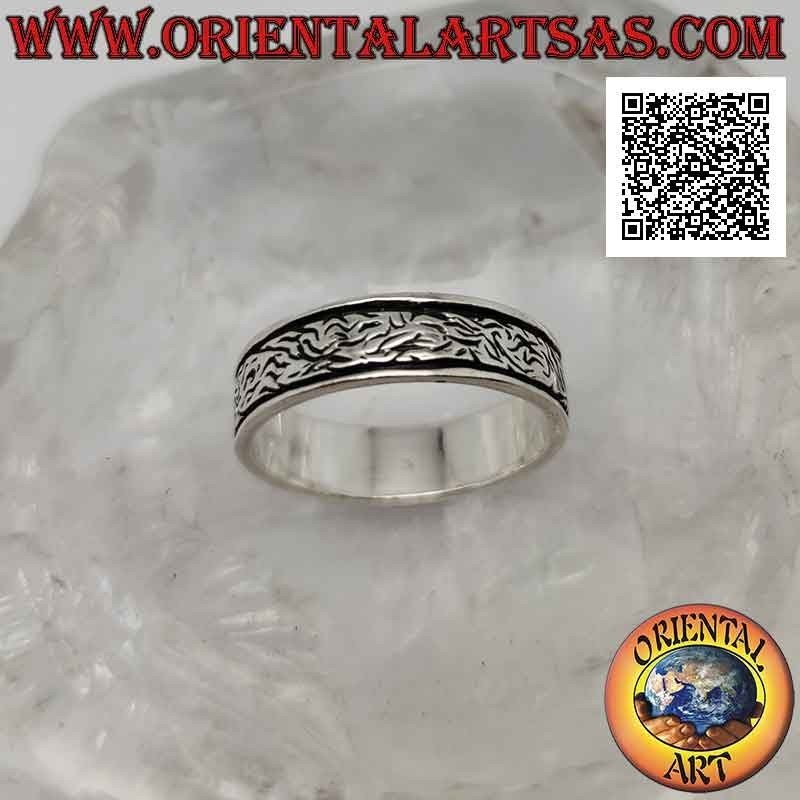 Silberring mit gearbeitetem Band mit dichtem Blumendekor, leicht zwischen zwei Linien graviert