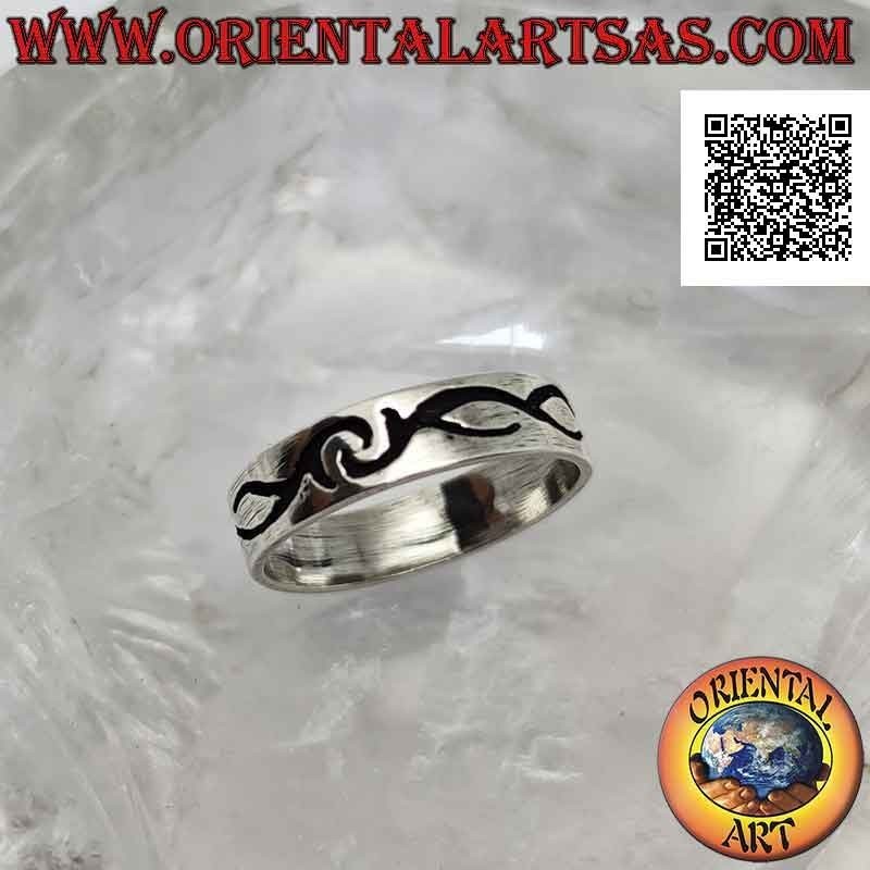Silver band ring worked with engraved symmetrical Maori decorations