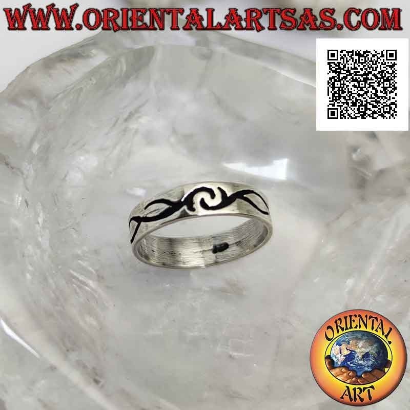 Bague en argent travaillée avec des décorations maories symétriques gravées