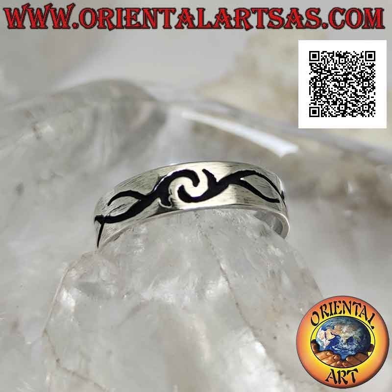 Bague en argent travaillée avec des décorations maories symétriques gravées