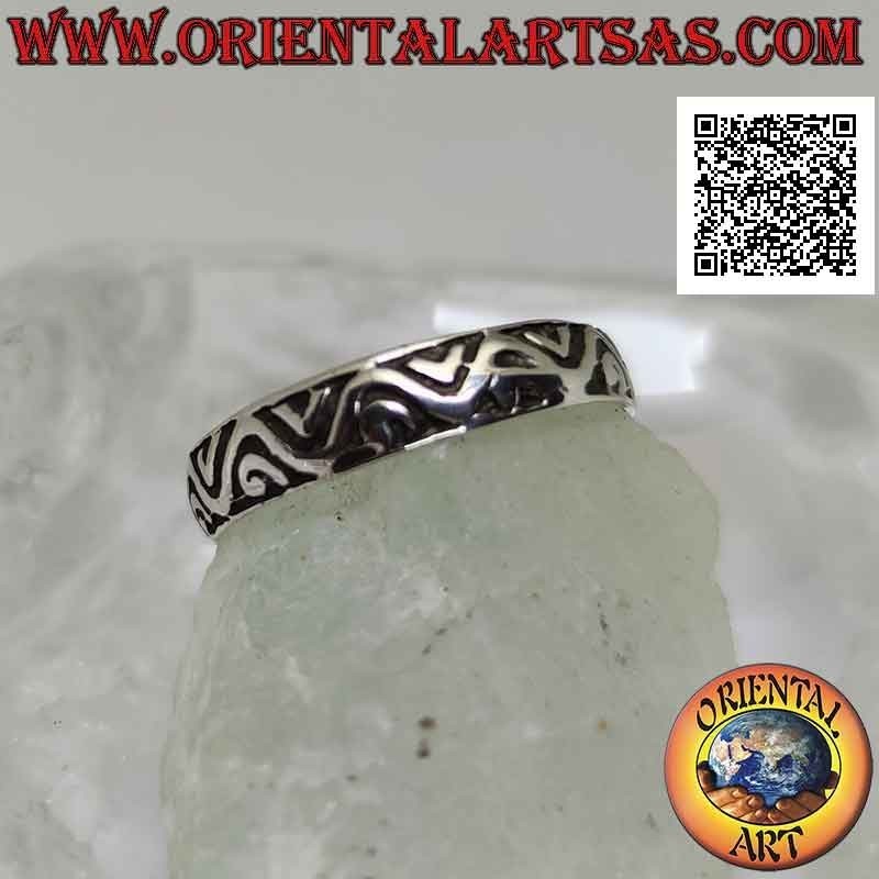 Silver ring with worked band with geometric decoration of continuous and non-continuous broken lines