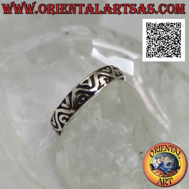 Bague en argent avec bande travaillée à décor géométrique de lignes brisées continues et non continues