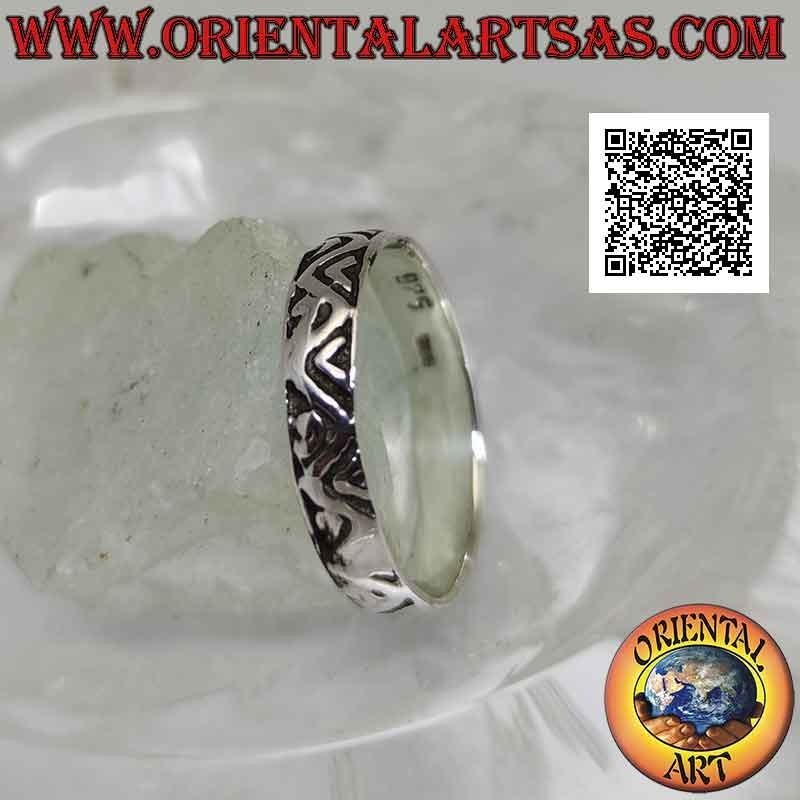 Anello in argento a fascia lavorata con decorazione geometrica di linee spezzate continue e non