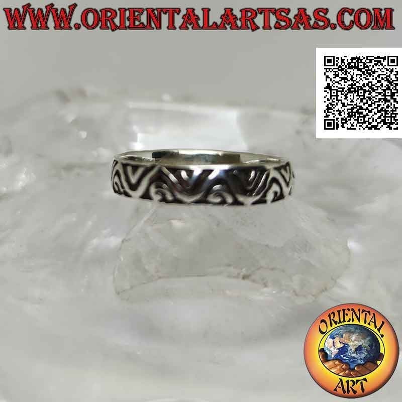 Bague en argent avec bande travaillée à décor géométrique de lignes brisées continues et non continues