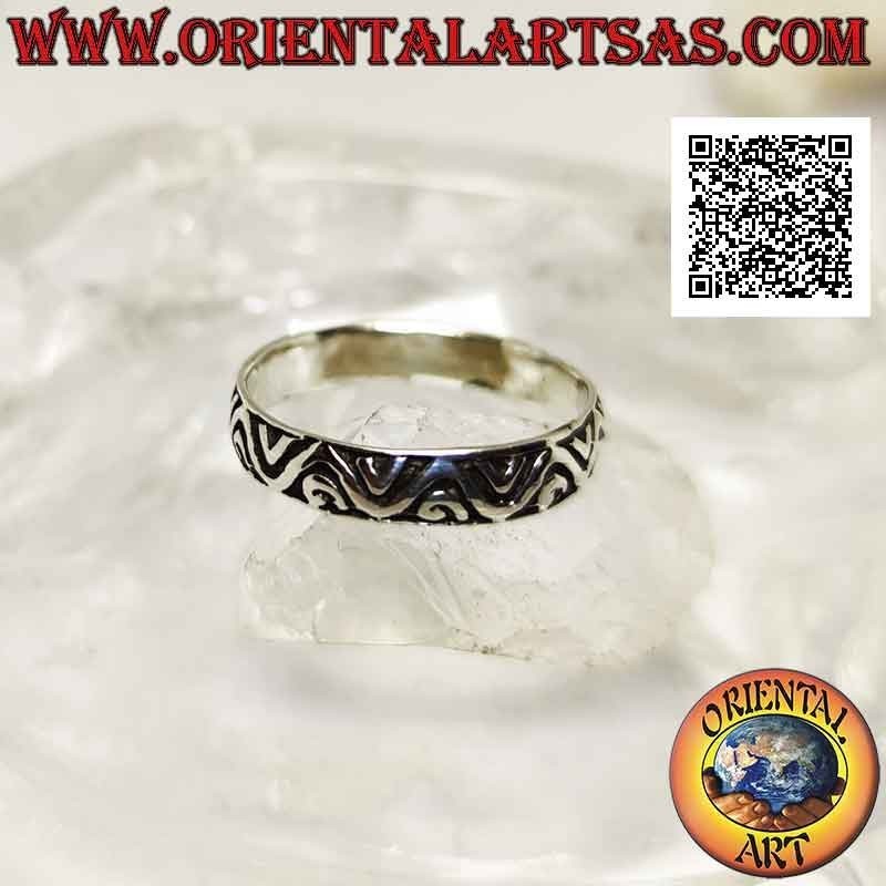 Bague en argent avec bande travaillée à décor géométrique de lignes brisées continues et non continues