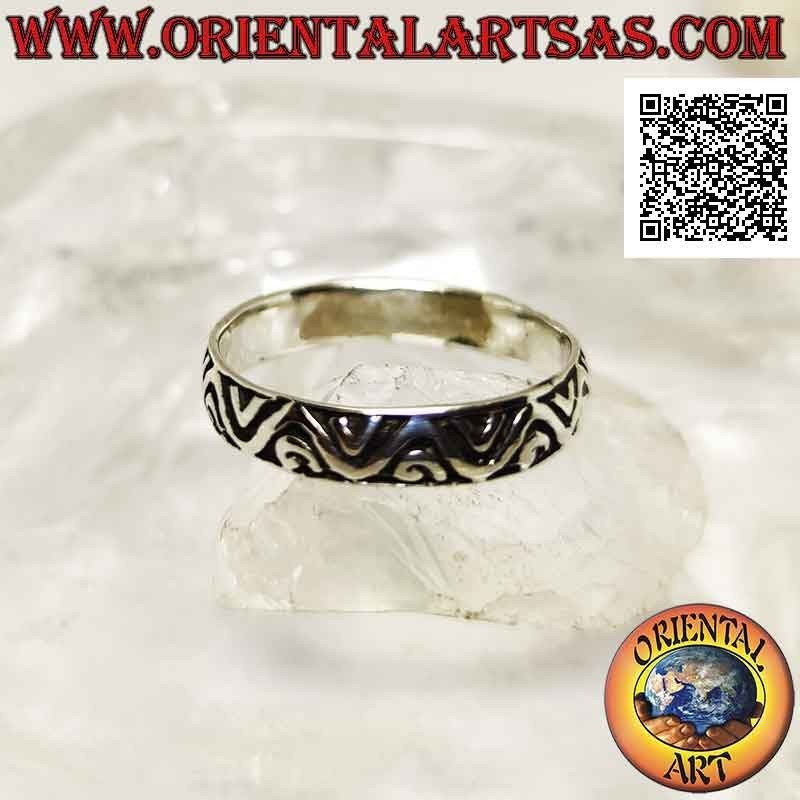 Anillo de plata con banda trabajada con decoración geométrica de líneas discontinuas continuas y discontinuas