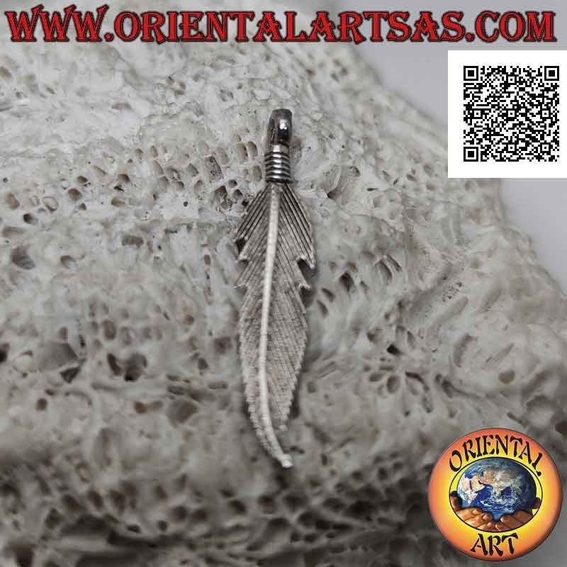 Colgante de plata, pluma simple (símbolo de purificación) con punta curva