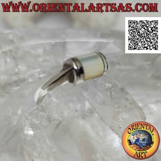 Anillo de plata lisa con semicilindro frontal con nácar central a ras del borde