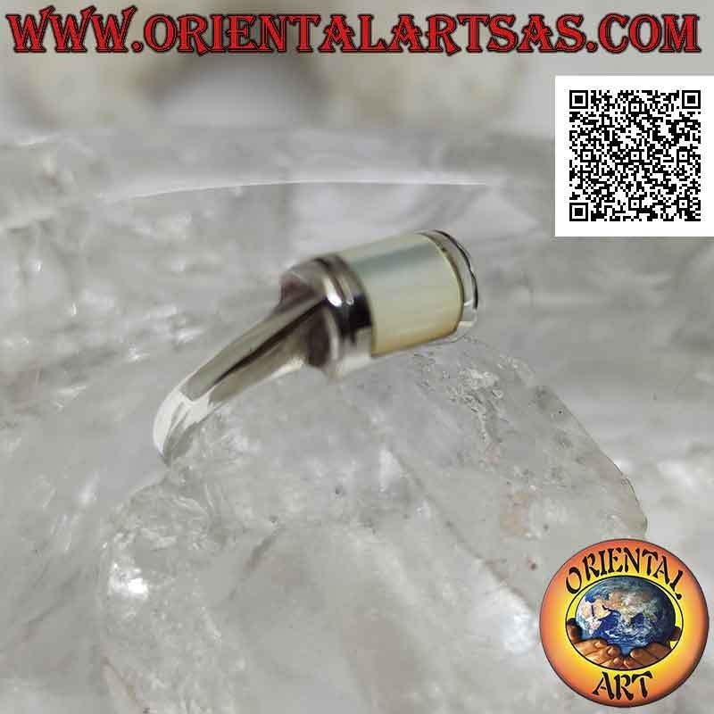 Anello in argento liscio con semi cilindro frontale con madreperla centrale a filo bordo